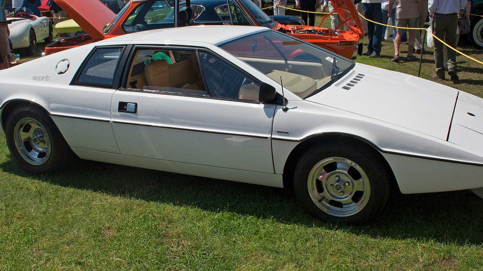 A white Lotus Esprit S1