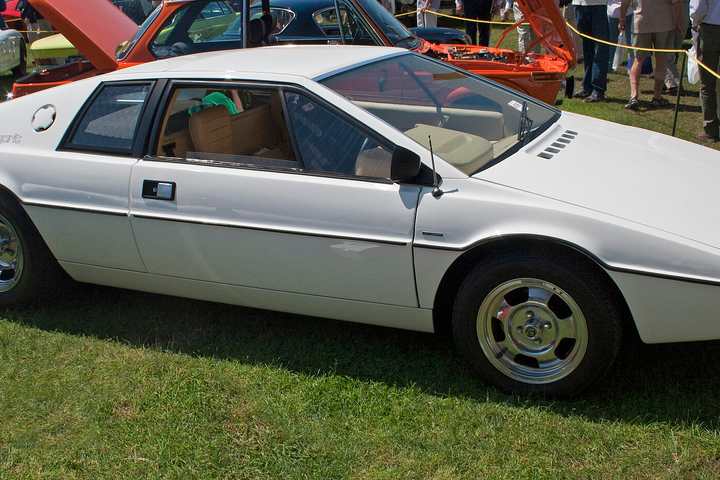 A white Lotus Esprit S1