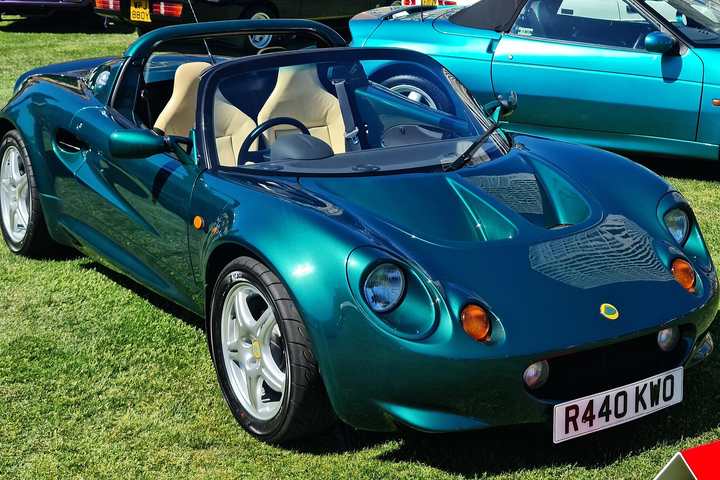 A green 1998 Lotus Elise Series 1 at a car show