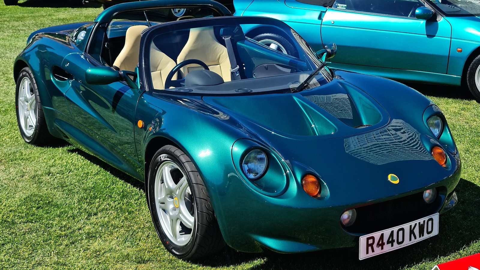 A green 1998 Lotus Elise Series 1 at a car show